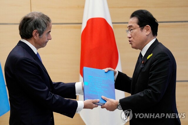 ▲ 라파엘 그로시 국제원자력기구(IAEA) 사무총장(왼쪽)이 지난달 4일 일본 도쿄에서 기시다 후미오 총리를 만나 후쿠시마 제1원자력발전소 오염수의 해양 방류 계획에 관한 종합보고서를 전달하고 있다.ⓒ연합뉴스