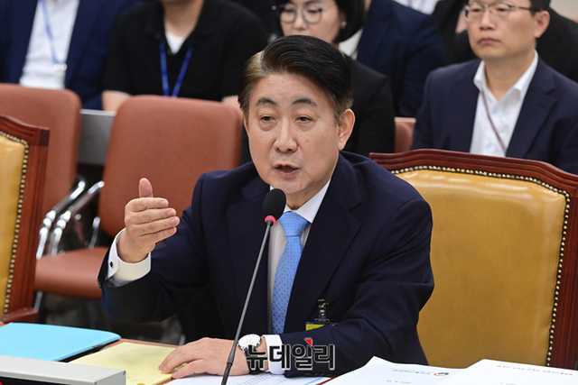 ▲ 이동관 방송통신위원장 후보자가 18일 국회에서 열린 인사청문회에 참석해 의원들의 질문에 답하고 있다. ⓒ이종현 기자