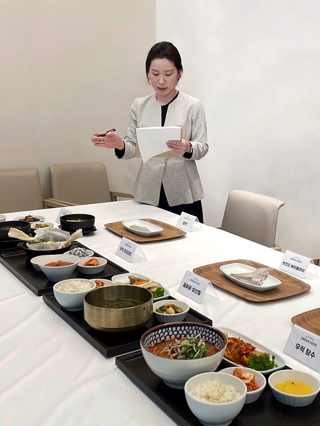 ▲ HD현대 글로벌R&D센터에서 우럭과 전복을 활용한 신규 레시피의 품평회를 실시하고 있다. ⓒHD현대