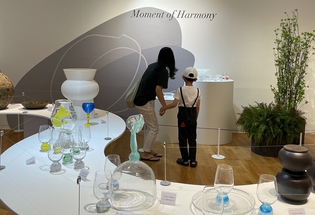 ▲ ‘2023 청주공예비엔날레’ 출품작을 미리 보는 프리뷰 전시가 현대백화점 충청점에서 열리고 있다.ⓒ청주시