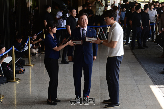 ▲ 백현동 특혜개발 의혹을 받고 있는 이재명 더불어민주당 대표가 17일 오전 서울 서초구 서울중앙지검에 피의자 신분으로 조사를 받기 위해 출석하고 있다. ⓒ이종현 기자