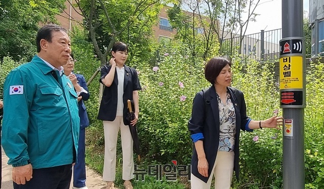 ▲ 최민호 세종시장이 22일 오후 이순열 세종시의회 의장과 나승권 세종시자치경찰위원장, 김흥태 세종남부경찰서장 등과 함께 새롬동 가득뜰 공원과 도담동 방축천을 직접 찾아 CCTV 등을 점검하고 있다.ⓒ이길표 기자