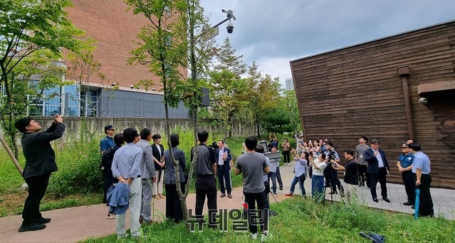 ▲ 최민호 세종시장이 22일 오후 이순열 세종시의회 의장과 나승권 세종시자치경찰위원장, 김흥태 세종남부경찰서장 등과 함께 새롬동 가득뜰 공원과 도담동 방축천을 직접 찾아 CCTV 등을 점검하고 있다.ⓒ이길표 기자