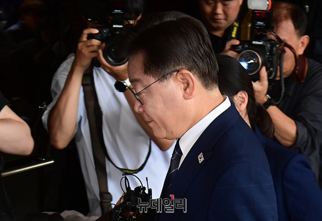 ▲ 백현동 개발 특혜 의혹을 받고 있는 이재명 더불어민주당 대표가 지난 17일 오전 서울 서초구 서울중앙지검에 피의자 신분으로 조사를 받기 위해 출석하고 있다. ⓒ이종현 기자