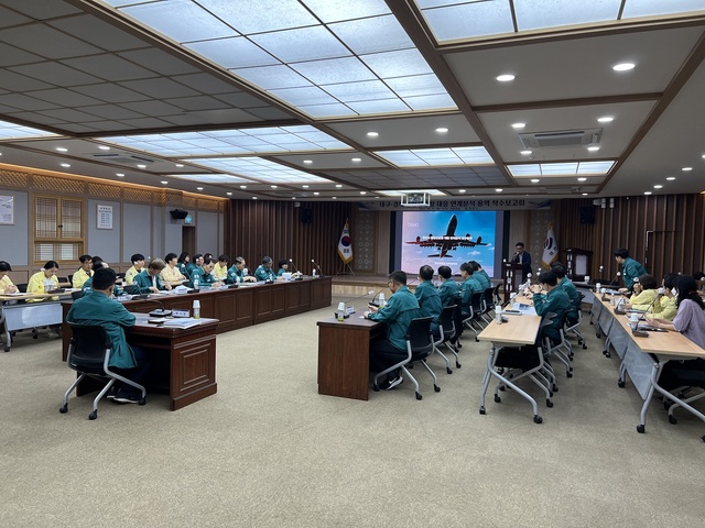 ▲ 영천시(시장 최기문)는 22일 시청 대회의실에서 김진현 부시장을 비롯한 관련 부서장 등 총 40여 명이 참여한 가운데 ‘대구·경북 통합신공항 대응 연계분석 용역’ 착수보고회를 개최했다.ⓒ영주시
