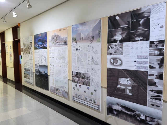 ▲ 건축학부 앞에 전시된 공모전 수상작품들.ⓒ금오공대