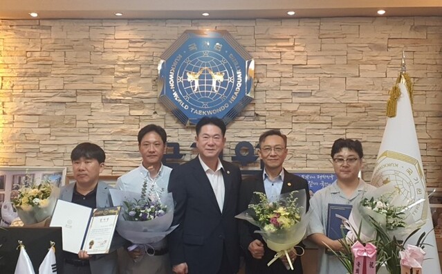 ▲ 왼쪽부터 강병원 라이브 대표, 진영섭 컬쳐홀릭 대표이, 이동섭 국기원장, 엄상윤 제작지원 단장, 김명훈 연출가.ⓒ라이브