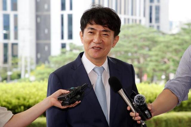 ▲ 이균용 신임 대법원장 후보자가 김명수 대법원장과 면담을 위해 23일 오전 서울 서초구 대법원에 도착해 취재진의 질의에 답하고 있다. ⓒ연합뉴스