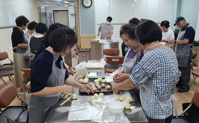 ▲ 주민들이 벌곡 제1호 제빵소에서 제빵 기술을 배우고 있다.ⓒ논산시