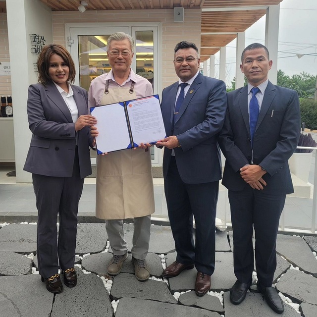 ▲ 문재인 전 대통령이 샤르마 올리 전 네팔 총리의 친서를 들고 기념 사진을 찍고 있다. ⓒ문제인 전 대통령 페이스북