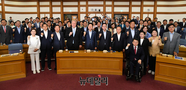 ▲ 23일 국회에서 열린 국민의힘 공부모임 '국민공감' 행사에서 김기현 대표, 윤재옥 원내대표, 초청 강사인 인요한 연세대 의대 교수 등이 기념촬영을 하고 있다.ⓒ 이종현 기자