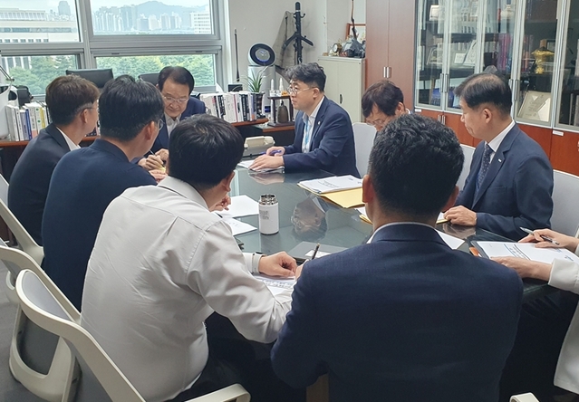 ▲ 김명규 충북도 경제부지사가 국회를 방문해 ‘K-바이오 스퀘어 조성’ 지원을 건의했다.ⓒ충북도