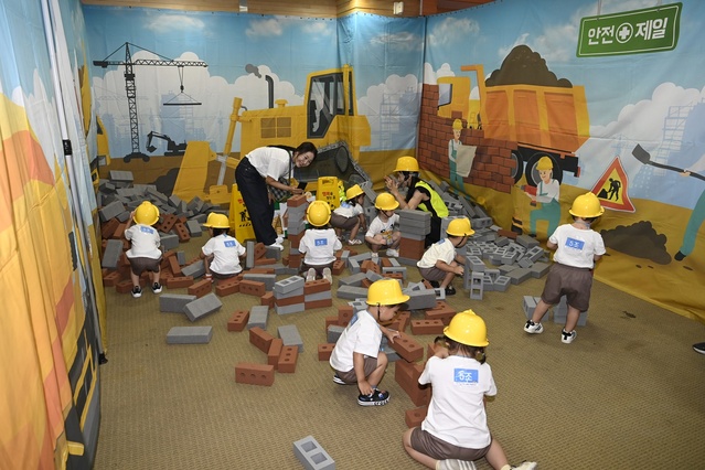 ▲ 달성군은 자라나는 아이들의 건전한 놀이문화 조성을 위하여 8월 22일부터 24일까지 3일간 달성군민체육관 외 2개소에서 지역의 어린이집 영유아를 대상으로 ‘2023 달성군 어린이집 하계 페스티벌’을 개최했다.ⓒ달성군