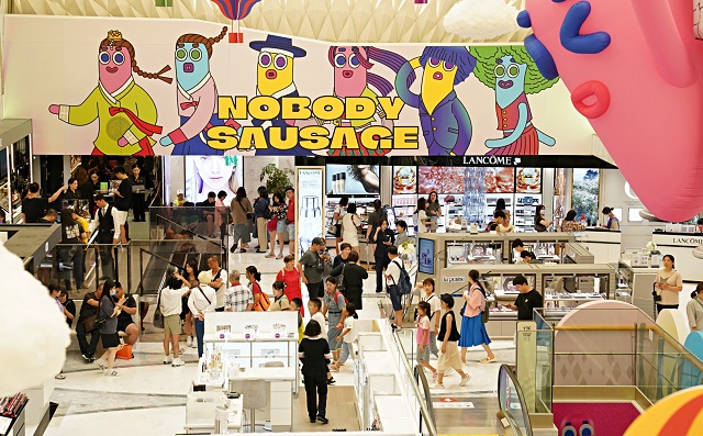 ▲ 지난 23일 롯데면세점 명동점을 찾은 중국 단체관광객의 모습.ⓒ호텔롯데