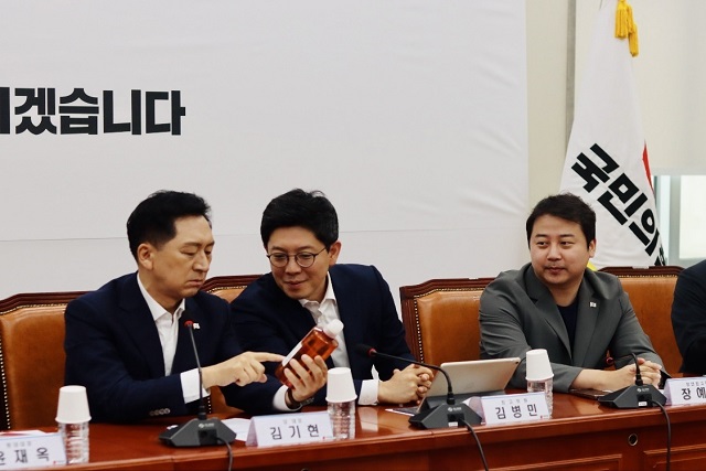 ▲ 김기현 국민의힘 대표와 김병민 최고위원, 장예찬 청년최고위원이 24일 국회에서 열린 당 최고위원회의에서 이재명 더불어민주당 대표가 사용했다는 샴푸를 들여다보고 있다.ⓒ장예찬 청년최고위원