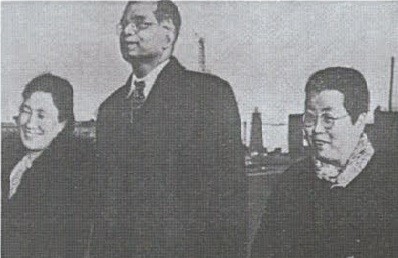 ▲ 모윤숙과 메논, 김활란이 함께 걷는 모습. 이 사진은 메논이 귀국후 인도신문에 공개한 것이다.