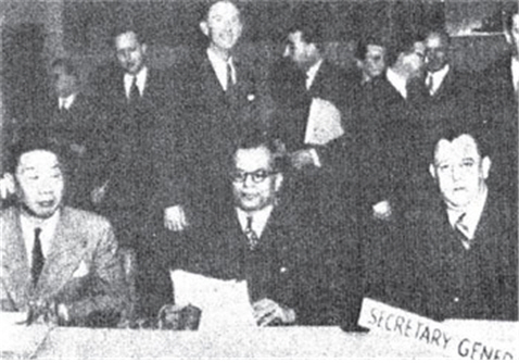 ▲ 유엔소총회에 참석한 메논(중앙), 왼쪽에 한국위원단 사모총장 후스쩌 박사, 오른쪽에 유엔사무총장 트리그브 리.