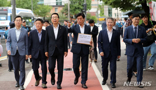 ▲ 더불어민주당 과학기술정보방송통신위원회 소속 의원들이 24일 오전 서울 용산구 대통령실 앞에서 이동관 방송통신위원장 후보자 인사청문 부적격 보고서를 대통령실에 전달하기 위해 이동하고 있다. ⓒ뉴시스