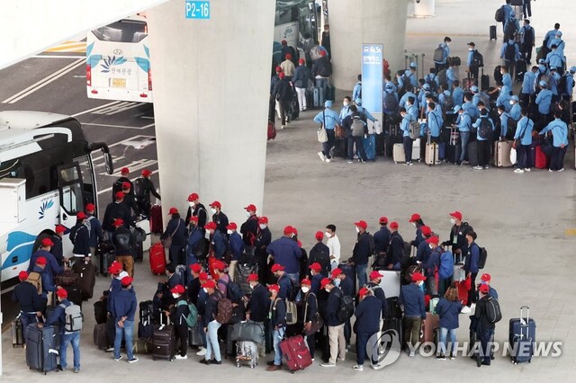 ▲ 인천공항을 통해 입국한 외국인 근로자들이 버스를 기다리고 있다.ⓒ연합뉴스