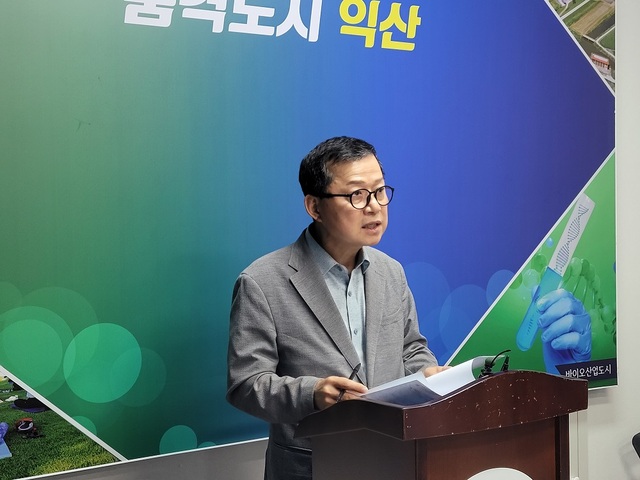 ▲ 심보균 익산도시관리공단 이사장이 24일 취임 후 첫 기자회견을 갖고 향후 운영방향과 중점 추진사항 등에 관해 발표하고 있다.ⓒ홍문수 기자