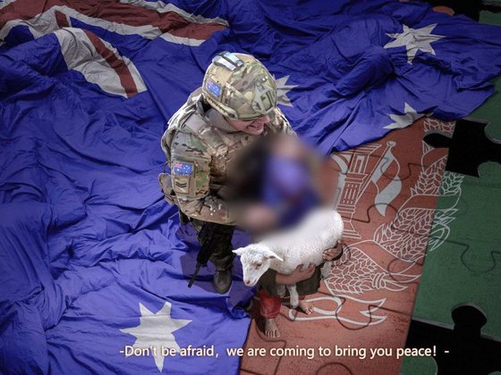 ▲ 자오리젠 중국 외교부 대변인이 지난 2020년 11월 30일 트위터에 올린 '합성사진'. 염소를 안고 있는 아프가니스탄 어린이의 목에 호주 군인이 흉기를 대고 웃고 있다. ⓒ자오리젠 트위터 캡처