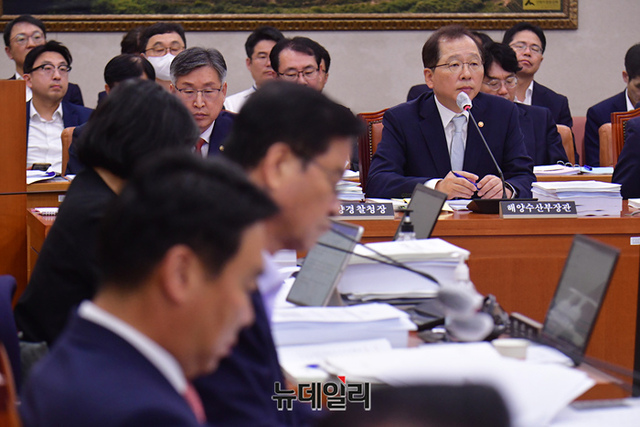 ▲ 조승환 해양수산부 장관이 24일 오전 국회에서 열린 농림축산식품해양수산위원회 전체회의에서 의원 질의에 답변하고 있다. ⓒ이종현 기자