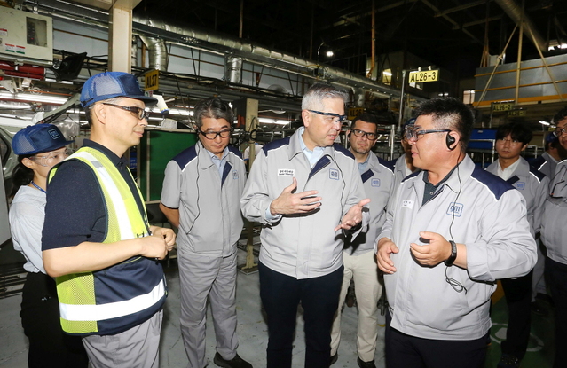 ▲ 헥터 비자레알 한국지엠 신임 사장이 23일 부평공장을 방문해 생산 현장을 점검했다. ⓒ한국지엠