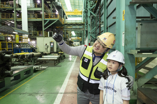 ▲ 동국씨엠 부산공장에서 공장 견학을 진행하는 모습 ⓒ동국씨엠