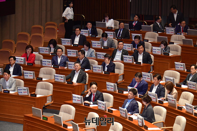 ▲ 국민의힘 의원들이 24일 국회에서 열린 본회의에서 '방탄국회 회기꼼수 민주당은 각성하라' 피켓을 자리에 붙이고 있다. ⓒ이종현 기자