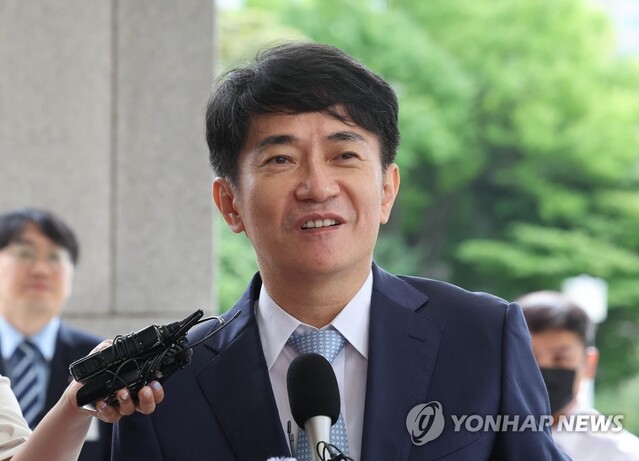 ▲ 신임 대법원장 후보자인 이균용 서울고법 부장판사가 김명수 대법원장을 만나기 위해 지난 23일 서울 서초구 대법원으로 들어서며 취재진의 질문에 답변을 하고 있다. ⓒ연합뉴스