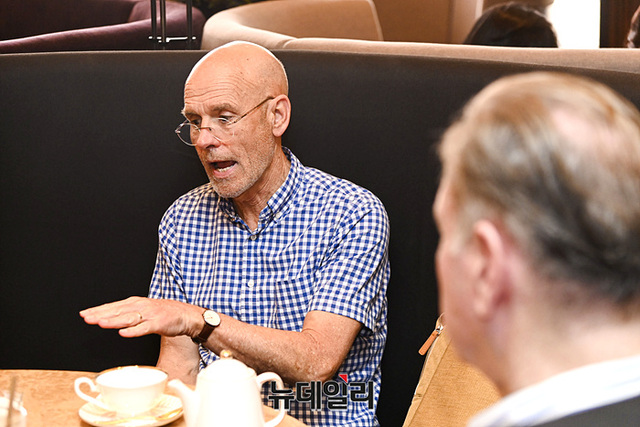 ▲ 클라이브 해밀턴(Clive Hamilton) 호주 찰스 스터트 대학 교수가 21일 오후 본지와 서울 모처에서 인터뷰하고 있다. ⓒ서성진 기자