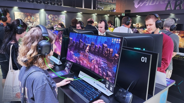 ▲ 23일(현지시간)부터 27일까지 독일 쾰른에서 열리는 '게임스컴 2023'에 참가한 게이머들이 QD-OLED 모니터로 '별이되어라2'를 즐기고 있는 모습. ⓒ삼성디스플레이