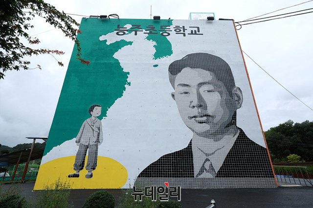 ▲ 전남 화순군 능주초등학교에 그려진 정율성 벽화. ⓒ정상윤 기자