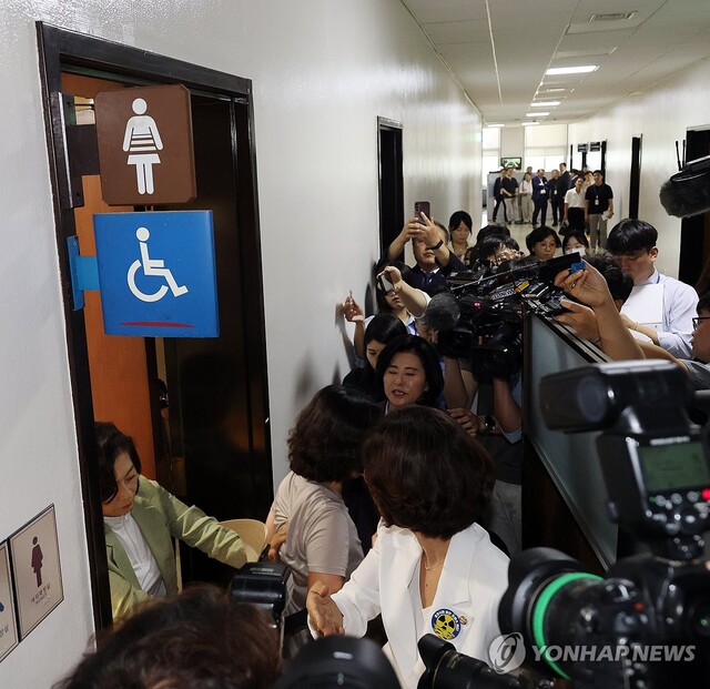 ▲ 25일 국회 여성가족위원회 권인숙 위원장과 야당 의원들이 전체회의에 출석하지 않는 김현숙 여성가족부 장관을 찾아 국회를 돌아다니다 만난 여가부 대변인에게 장관의 위치를 묻고 있다. 권 위원장은 장관의 위치를 묻자 대변인이 화장실로 피했다고 했다. ⓒ연합뉴스