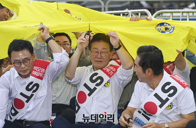 ▲ 이재명 더불어민주당 대표와 의원들이 25일 오전 서울 용산구 대통령실 앞에서 후쿠시마 원전오염수 투기중단을 촉구하며 퍼포먼스를 진행하고 있다. ⓒ서성진 기자