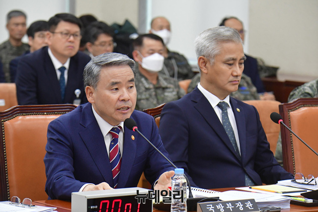 ▲ 이종섭 국방부 장관이 25일 오전 국회에서 열린 국방위원회 전체회의에서 의원들의 질문에 답하고 있다. ⓒ이종현 기자