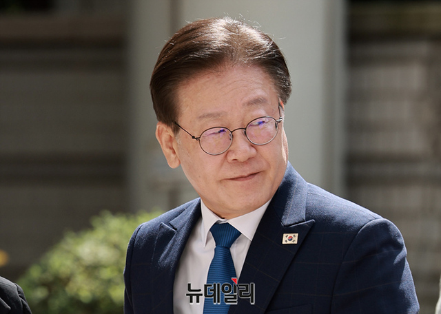 ▲ 이재명 더불어민주당 대표가 25일 오후 서울 서초구 서울중앙지방법원에서 열린 공직선거법 위반 공판에 출석하고 있다. ⓒ정상윤 기자