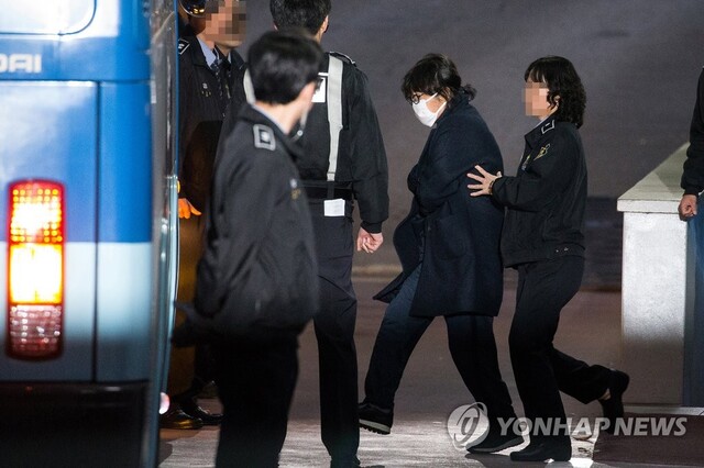 ▲ 2016년 11월3일 최서원씨가 영장실질심사을 받은 뒤 서울 서초동 서울중앙지법에서 나와 호송차로 향하고 있다. ⓒ연합뉴스