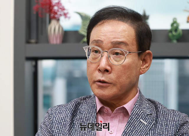 ▲ 이종혁 카이저혁신창업대학교 설립추진위원장이 21일 오후 서울시 강남구에 위치한 사무실에서 뉴데일리와 인터뷰하고 있다. ⓒ정상윤 기자