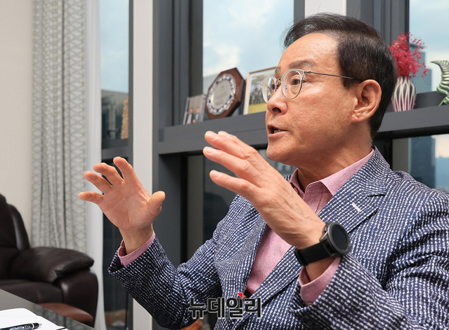 ▲ 이종혁 카이저혁신창업대학교 설립추진위원장이 21일 오후 서울시 강남구에 위치한 사무실에서 뉴데일리와 인터뷰하고 있다. ⓒ정상윤 기자