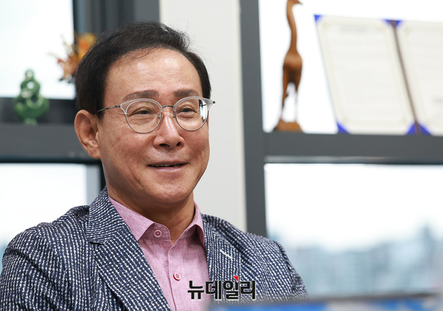 ▲ 이종혁 카이저혁신창업대학교 설립추진위원장이 21일 오후 서울시 강남구에 위치한 사무실에서 뉴데일리와 인터뷰하고 있다. ⓒ정상윤 기자