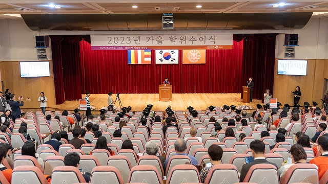▲ 동국대학교 WISE캠퍼스는 25일 오전 11시 교내 100주년기념관 대강당에서 ‘2023년 가을 학위수여식’을 거행했다.ⓒ동국대 WISE캠퍼스