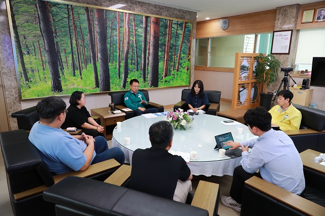 ▲ 울진군은 지난 24일 ‘2023년 울진군 제안 공모 채택자 창업 지원사업’ 참여 청년 창업가를 대상으로 간담회를 가졌다.ⓒ울진군