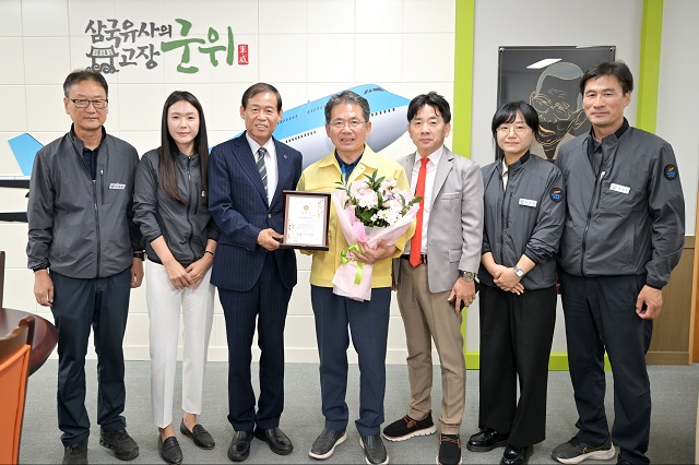 ▲ 김진열 군위군수(가운데)가 지난 24일 한국신문방송인협회에서 주최한 ‘2023 대한민국 뉴리더대상’ 지방자치행정부문 대상을 수상했다.ⓒ군위군