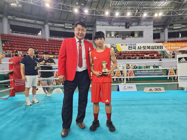 ▲ 포항공공스포츠클럽 류경무(포항중 3)선수가 지난 18일부터 23일까지 전남 고흥필영체육관 에서 열린 '2023 제53회 대통령배전국시도복싱대회'에서 금메달을 획득했다.ⓒ포항시체육회