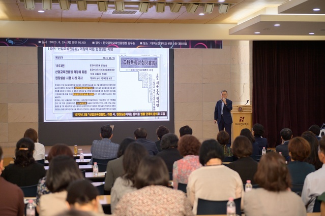 ▲ 김우승 한국공학교육인증원장이 지난 24일 대구보건대학교에서 ‘지속 가능한 산학연계 교육을 통한 학생가치 창출’을 주제로 강연을 하고 있다.ⓒ대구보건대