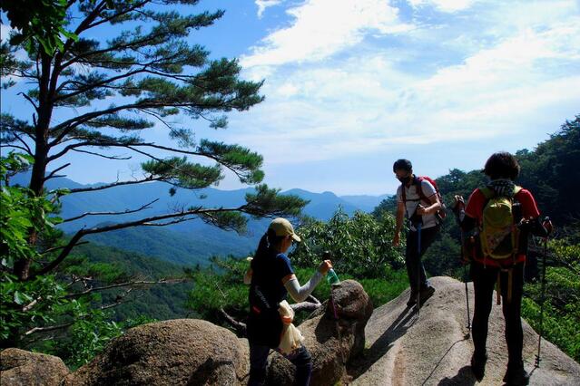 ▲ 쉴바위 쉼터.ⓒ진경수 山 애호가