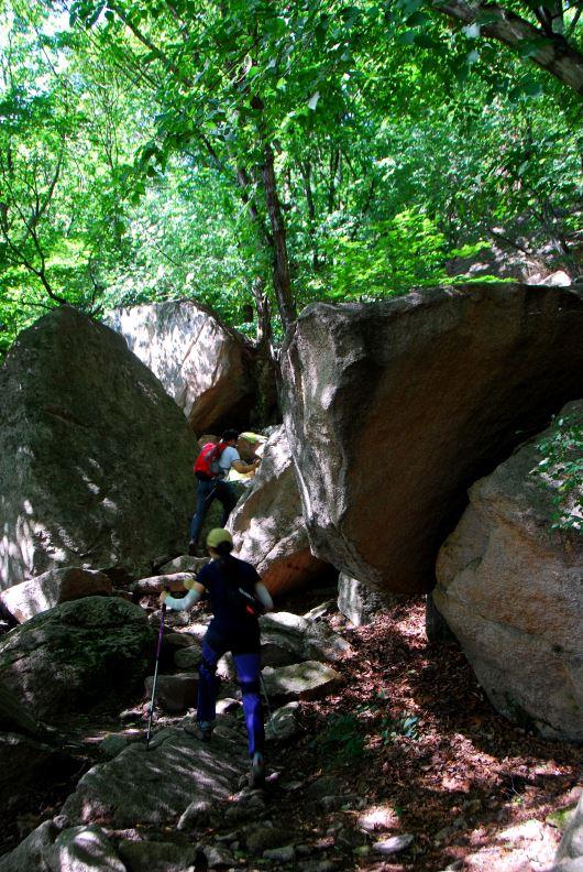 ▲ 쉴바위 쉼터를 지나 오르는 바윗길.ⓒ진경수 山 애호가