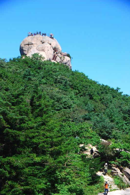 ▲ 마당 바위에서 바라본 문장대.ⓒ진경수 山 애호가