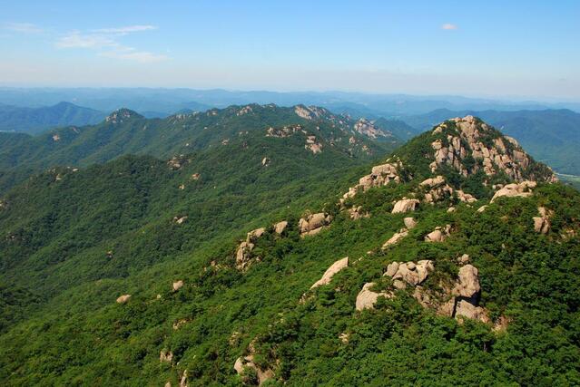 ▲ 문장대에서 바라본 관음봉, 묘봉 및 상학봉으로 이어지는 산등성.ⓒ진경수 山 애호가